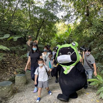 荒野保護協會的專業解說團隊，在富陽自然生態公園內設計「哇！台北樹蛙」、「白蠟蟬變變變」等4個小關卡，帶領孩子思考相關生物習性，培養孩子生態保育觀念及從小尊重與愛惜大自然。.JPG