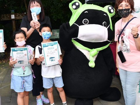 觀光傳播局李麗珠副局長與熊讚來到富陽自然生態公園，陪同民眾透過雙腳一同感受「山離我們很近」。.JPG