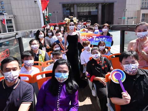 觀傳局推出期間限定「彩虹觀光巴士Tour」針對彩虹量身打造特色遊程，並安排知名網紅與乘客同遊，一起High翻天。.JPG
