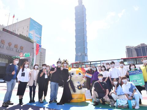 今年觀傳局與「黃阿瑪的後宮生活」合作打造「揮舞彩虹的貓」彩虹公仔，已於市府前現身，吸引許多民眾拍照打卡.JPG