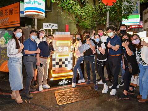 黃珊珊副市長、市府長官及台北市東區商圈發展協會代表與裝置物大合照