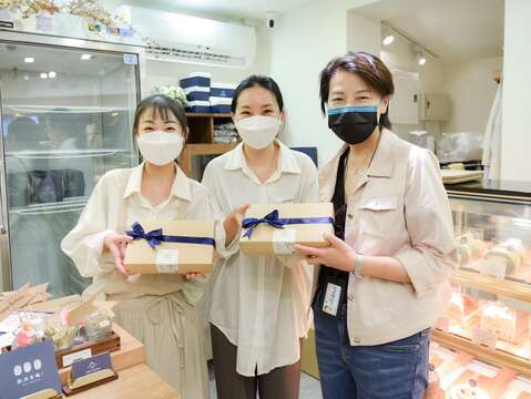 黃珊珊副市長走訪東區店家，並獲贈東區店家特色商品