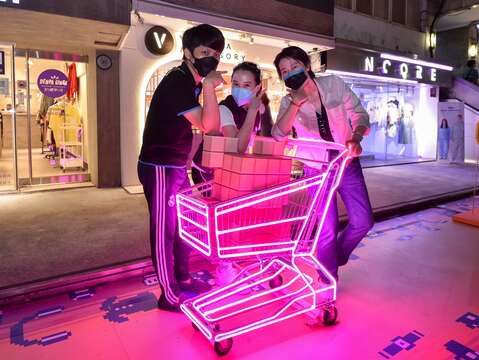 與裝置物拍照打卡，即有機會獲得iPad、AirPods 等大獎