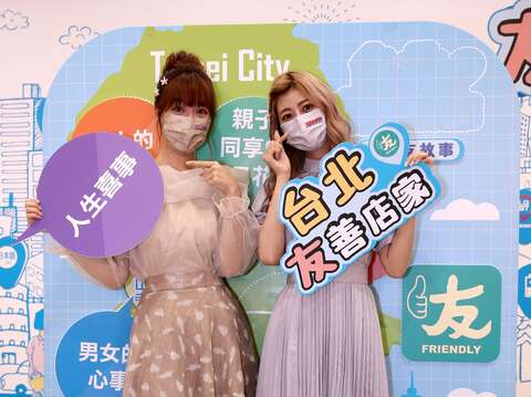「木曜4超玩」成員國民女友泱泱(左1)及日本女星阿部瑪利亞(右1)擔任活動宣傳大使