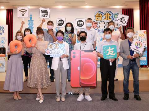 臺北市商圈產業聯合會洪文和理事長(前排右1)、臺北市黃珊珊副市長(前排左3)、臺北市政府產業發展局林崇傑局長(前排右3)、臺北市商業處高振源處長(前排左1)、「木曜4超玩」成員國民女友泱泱(前排左2)及日本女星阿部瑪利亞(前排左1)合影