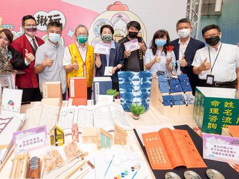 黃珊珊副市長、市府長官、本市各商圈產業代表與商品合影