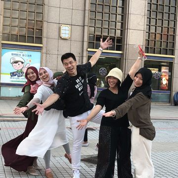 รีบมาสัมผัสกับประสบการณ์แสนสนุกใน 1 วันของพี่น้องชาวมุสลิมในไทเปไปพร้อมกับยูทปเบอร์ชื่อดังอย่าง Best Of Taiwan และพิธีกรชื่อดังของอินโดอย่าง Agoeng กันเถอะ!