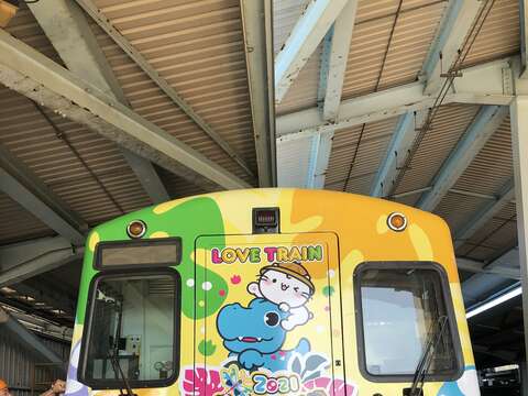 色彩繽紛的彩繪列車