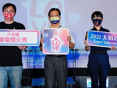 臺北市副秘書長簡哲宏(中)、觀傳局長劉奕霆(左)及警察局交通警察大隊分隊長鍾佳紋(右)
