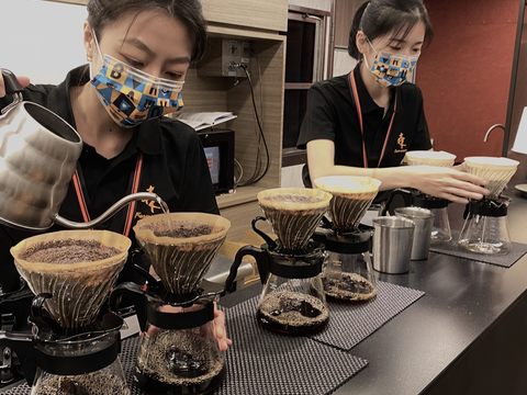 觀傳局邀請臺北在地品牌「森高砂咖啡」於鳴日號列車提供手沖咖啡服務