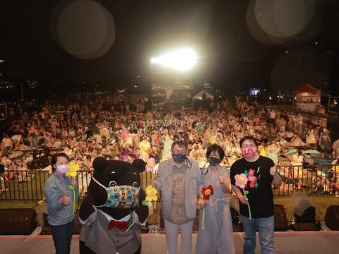 柯文哲市長帶領大家一起自由戀愛無限，共度浪漫秋夜。.JPG