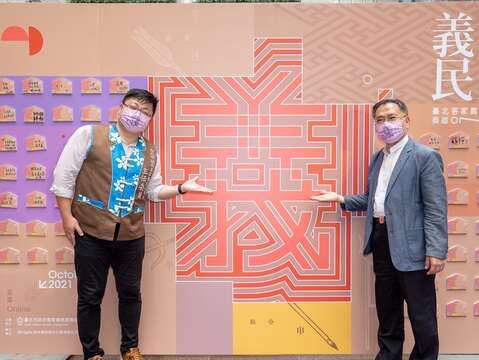 蔡炳坤副市長及徐世勲主委在祈福牆留下祝福，希望疫情消除、大家都平安健康