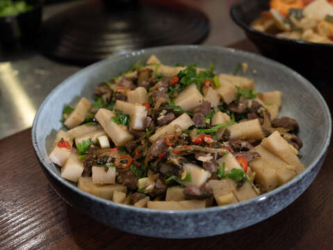 「酸菜牛肉炒蘿蔔糕」，經典蘿蔔糕與蒜末、辣椒末、芥菜絲、牛肉碎、酸菜絲等一同拌炒，變出新滋味！