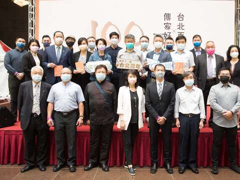 臺北市政府柯文哲市長(第2排左5)、黃珊珊副市長(第2排左4)、臺北市政府產業發展局吳欣珮副局長(第2排左3)、臺北市商業處高振源處長(第2排右3)、臺北市商圈產業聯合會洪文和理事長(第2排右4)、臺北市商業會吳發添理事長(第2排左2)及傳家好店店家代表大合照
