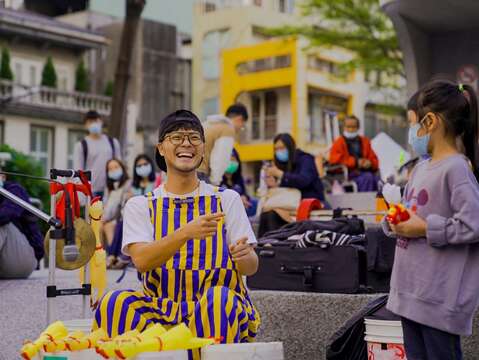 巴奇先生以鍋碗瓢盆等等日常生活用品，敲擊組合成動感節奏