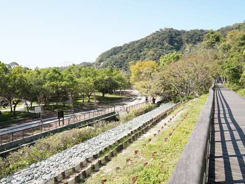 本次施作「護坡工法」展示區，透過石籠護坡、打樁編柵、竹樁編柵等示範，宣導展示邊坡護坡常見工法。