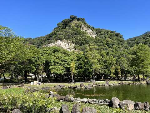 貴子坑水保園區可直接觀察北市最古老的五指山層，是難得的地質戶外教室