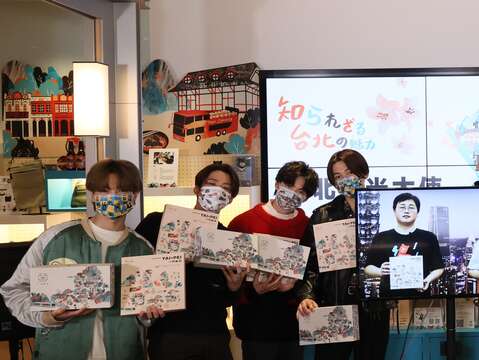 台北市市長・柯文哲氏と、台北市政府観光伝播局局長・劉奕霆氏が台北を代表する茶種「文山ホウシュ茶」の味と台北のコーヒー文化を描写する「チャンピオンコーヒー」二種類の味が楽しめる「台北クッキー／ひとつまみの台北」と、フラワー・イン・タイペイをコンセプトに、鉄観音の焙煎の香りを楽しめるエッグロール『遇見』ギフトセットを、観光大使に贈呈しました。