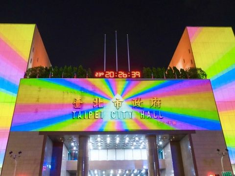 北市觀傳局將於明(28)天晚上起，一連10天於臺北市政府西大門前舉辦「以愛為名 由愛成家」彩虹光雕秀
