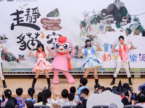 YOYO哥哥姊姊和現場小朋友一起唱跳表演