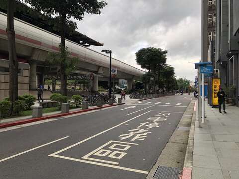 接駁車及大南客運小21號公車捷運唭哩岸站等車位置-捷運唭哩岸站一(西安)公車站
