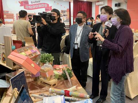 臺北市政府黃珊珊副市長及臺北市政府產業發展局林崇傑局長欣賞今年輔導成果