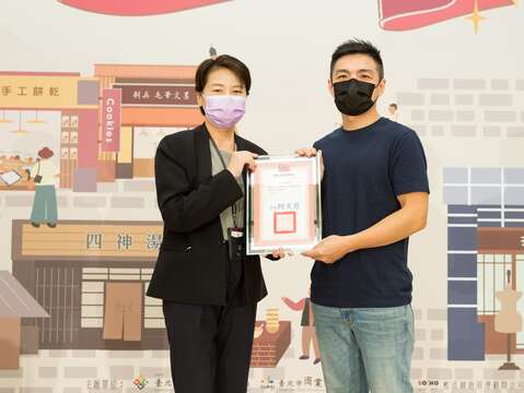 臺北市政府黃珊珊副市長頒獎予再造店家九日咖啡