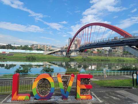 環騎台北組(66公里)-打卡點 成美左岸河濱公園 LOVE地景藝術