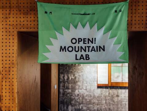 格式設計以黑白二色搭配螢光綠為陽明實驗山屋打造場域品牌識別,恰與陽明山的自然環境相呼應。(攝影/林冠良)