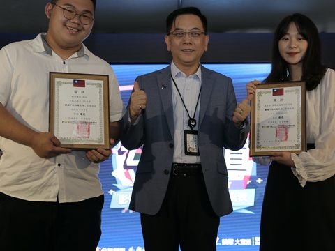 臺北市觀光傳播局專門委員沈永華頒發「鏡頭下的防疫生活」2名優選獎項.JPG