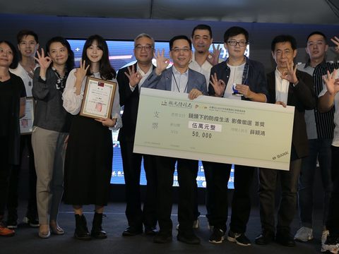 臺北市觀光傳播局專門委員沈永華、臺北市有線電視公用頻道協會理事長王亞維及凱擘公司總經理廖啟凱等人出席公用頻道影像徵選頒獎典禮.JPG