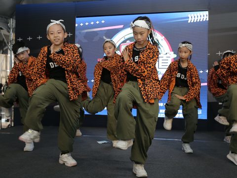 「動手動腳舞蹈團」精彩的Hip-Hop街舞，吸引許多民眾觀賞.JPG
