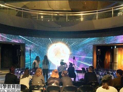 臺北天文館首次舉辦沉浸式天文講座，讓民眾如置身宇宙聆聽演講
