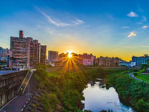 景美河濱公園自行車道 讓你伴著夕陽一路飽覽景美溪水岸的自然風光