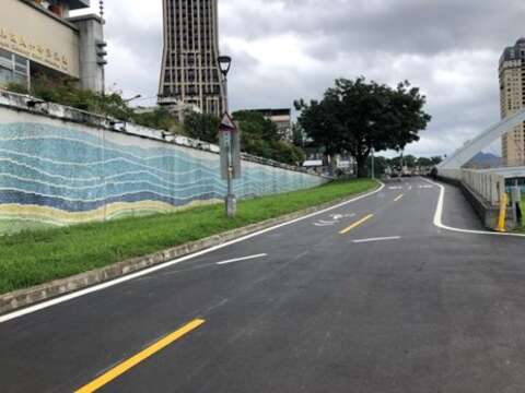 景美河濱公園自行車道拓寬，原坡陡彎急之路段調整其坡道斜率