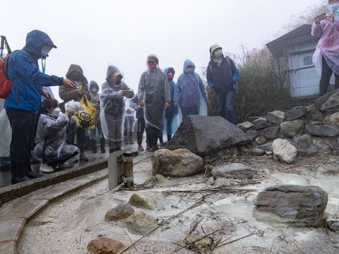 中華民國自然步道協會的導覽老師詼諧生動的介紹小油坑火山噴氣孔及特殊地形。