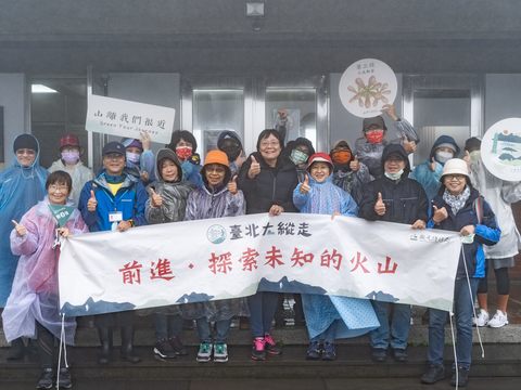 臺北市政府舉辦的臺北大縱走活動，帶領民眾體驗山離我們很近，觀傳局李麗珠副局長與民眾合照。