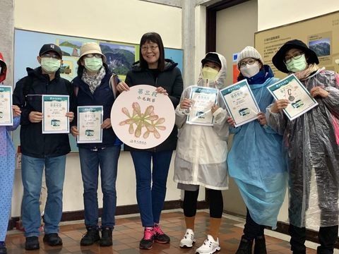 臺北市政府觀光傳播局李麗珠副局長頒發完成證書及活動紀念品給參加的民眾