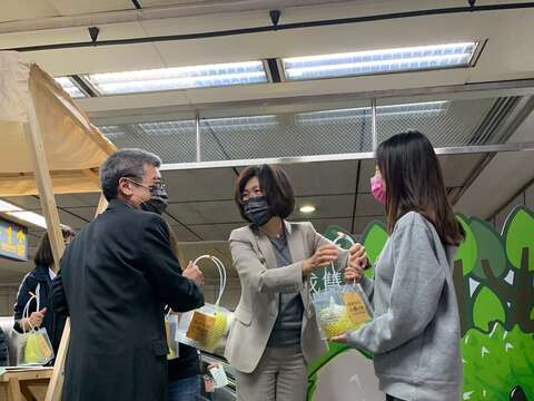 一日店長致贈民眾釋迦