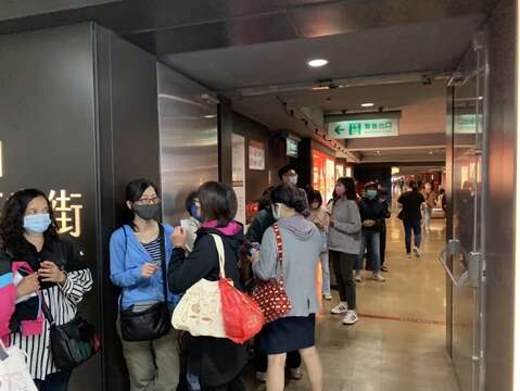民眾排隊購買台東釋迦
