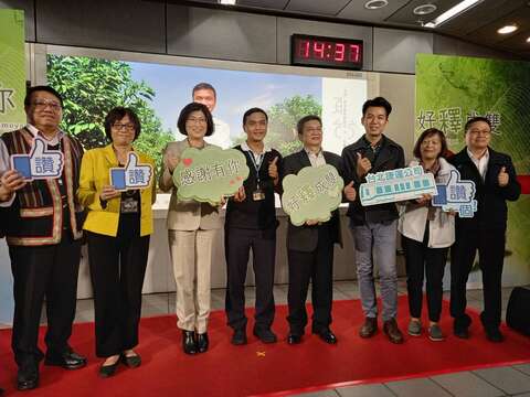 政府主管與公益燈箱合照