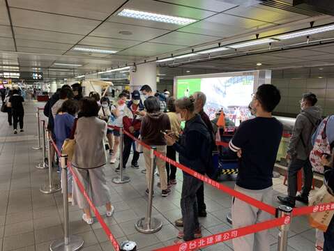 參加民眾排隊