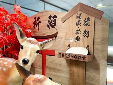 可以拿著道具跟奈良小鹿拍照