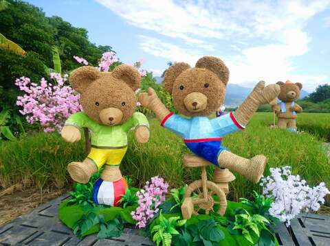 「熊愛關渡」為主題，精心打造了6座巨大可愛稻草熊地景藝術作品
