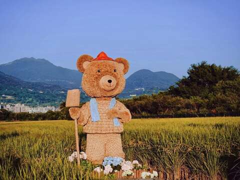 高達3米的稻草熊，立鋤眺望關渡平原