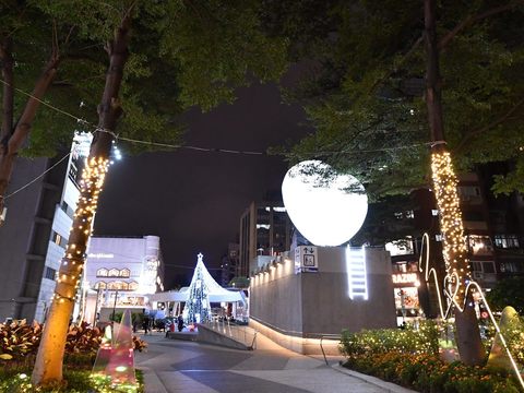心中山跨年燈飾提供愜意又文青的氣氛及最好拍的網美朝聖地。.JPG