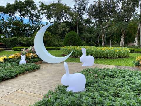 花兒盛開月亮圓滿代表「花好悅圓」