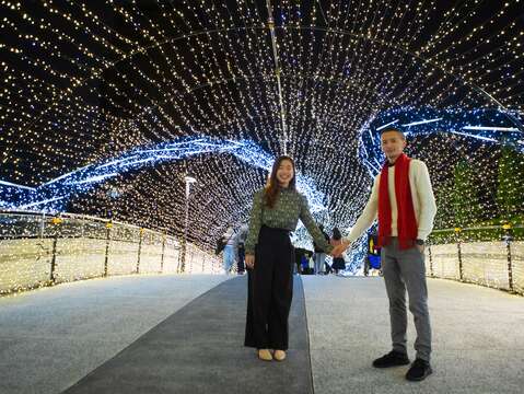 クリスマスインスタレーションがMRT駅前に登場