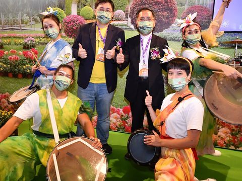 蔡炳坤副市長、劉奕霆局長參與身聲劇團熱情活力的鼓動花開演出,與民衆感受來自臺北花團錦簇的繁華景象。.JPG