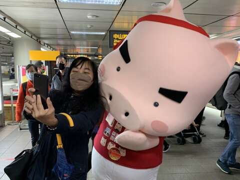 與吉祥物一同自拍